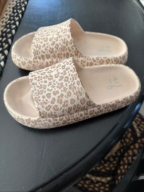 Womens Leopard Print Slide Sandals - Beige